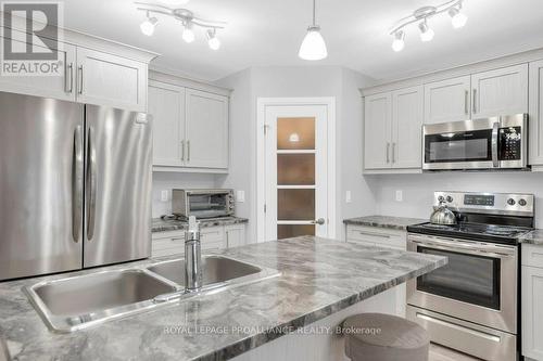91 Dewal Place, Belleville, ON - Indoor Photo Showing Kitchen With Double Sink With Upgraded Kitchen