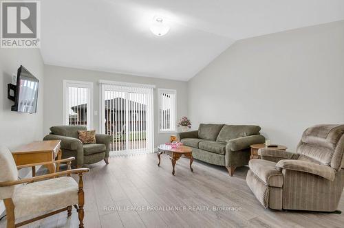 91 Dewal Place, Belleville, ON - Indoor Photo Showing Living Room