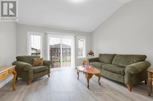 91 Dewal Place, Belleville, ON - Indoor Photo Showing Living Room