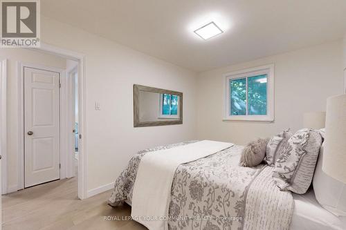 122 Longford Drive, Newmarket, ON - Indoor Photo Showing Bedroom