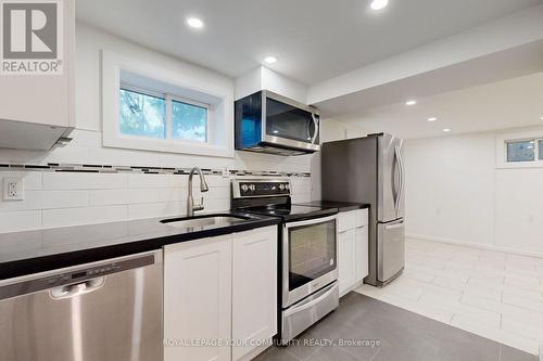 122 Longford Drive, Newmarket, ON - Indoor Photo Showing Kitchen