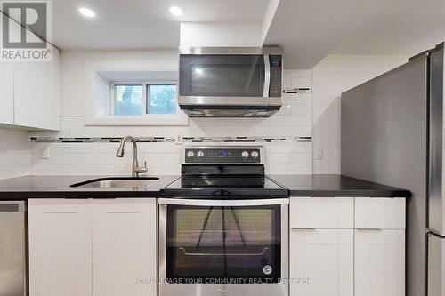 122 Longford Drive, Newmarket, ON - Indoor Photo Showing Kitchen With Upgraded Kitchen