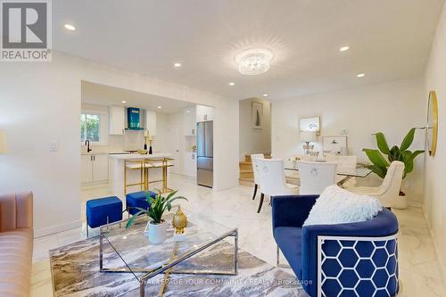 122 Longford Drive, Newmarket, ON - Indoor Photo Showing Living Room