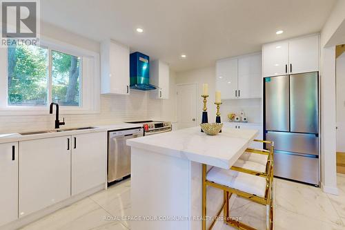 122 Longford Drive, Newmarket, ON - Indoor Photo Showing Kitchen With Upgraded Kitchen