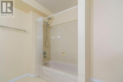 211 - 54 Tripp Boulevard, Quinte West, ON - Indoor Photo Showing Bathroom