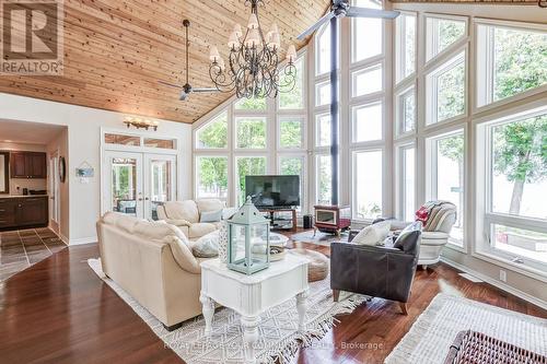 334 Loon Road, Georgina Islands, ON - Indoor Photo Showing Living Room