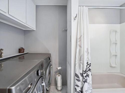 Bathroom - 77 572E Avenue, Saint-Hippolyte, QC - Indoor Photo Showing Laundry Room