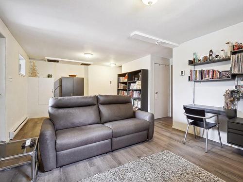 Salle familiale - 77 572E Avenue, Saint-Hippolyte, QC - Indoor Photo Showing Living Room