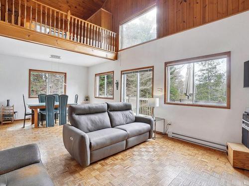 Living room - 77 572E Avenue, Saint-Hippolyte, QC - Indoor Photo Showing Living Room