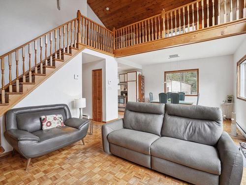 Salon - 77 572E Avenue, Saint-Hippolyte, QC - Indoor Photo Showing Living Room