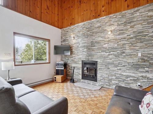 Salon - 77 572E Avenue, Saint-Hippolyte, QC - Indoor Photo Showing Living Room With Fireplace