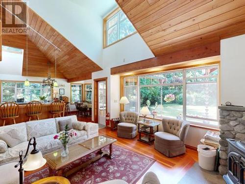 2771 &2777 Cedar Way, Savary Island, BC - Indoor Photo Showing Living Room