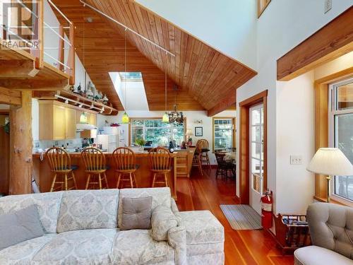 2771 &2777 Cedar Way, Savary Island, BC - Indoor Photo Showing Living Room