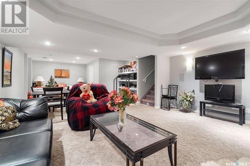 102 Hinitt Place, Saskatoon, SK - Indoor Photo Showing Living Room