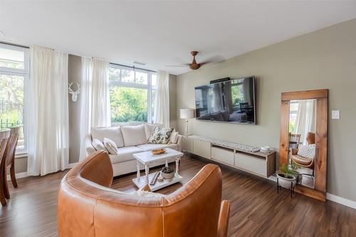 103-3301 Skaha Lake Road, Penticton, BC - Indoor Photo Showing Living Room