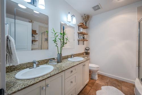 103-3301 Skaha Lake Road, Penticton, BC - Indoor Photo Showing Bathroom