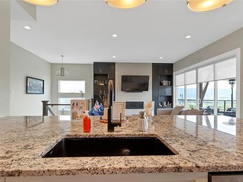 6548 Blackcomb Place, Vernon, BC - Indoor Photo Showing Kitchen With Double Sink With Upgraded Kitchen