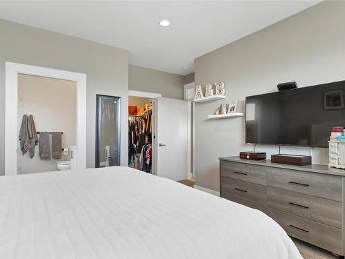 6548 Blackcomb Place, Vernon, BC - Indoor Photo Showing Bedroom