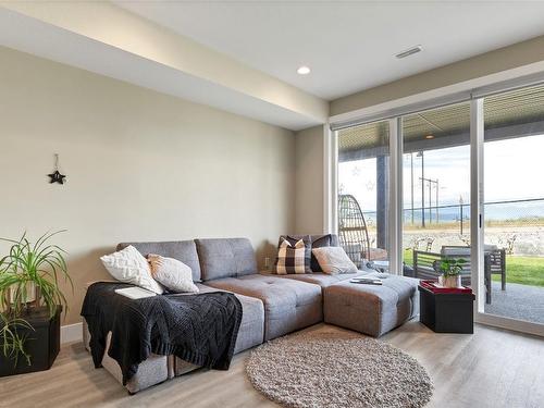 6548 Blackcomb Place, Vernon, BC - Indoor Photo Showing Living Room