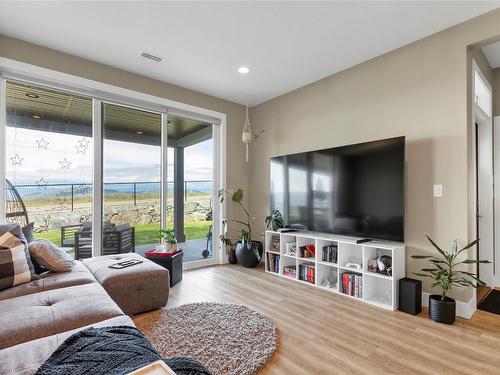 6548 Blackcomb Place, Vernon, BC - Indoor Photo Showing Living Room