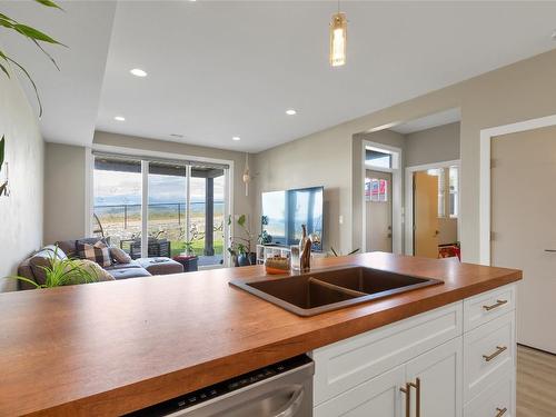 6548 Blackcomb Place, Vernon, BC - Indoor Photo Showing Kitchen With Double Sink