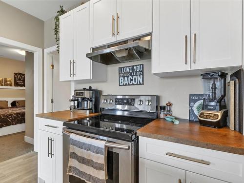 6548 Blackcomb Place, Vernon, BC - Indoor Photo Showing Kitchen