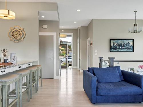 6548 Blackcomb Place, Vernon, BC - Indoor Photo Showing Living Room