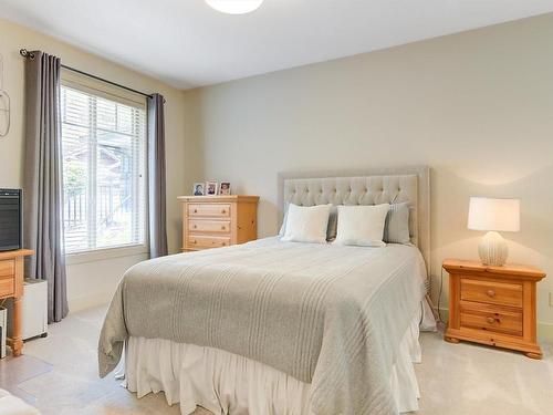 215-4350 Ponderosa Drive, Peachland, BC - Indoor Photo Showing Bedroom