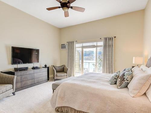 215-4350 Ponderosa Drive, Peachland, BC - Indoor Photo Showing Bedroom