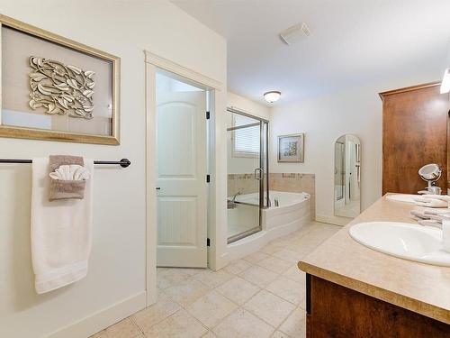 215-4350 Ponderosa Drive, Peachland, BC - Indoor Photo Showing Bathroom
