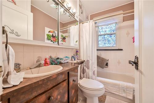 160 East 16Th Street, Hamilton, ON - Indoor Photo Showing Bathroom