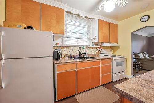 160 East 16Th Street, Hamilton, ON - Indoor Photo Showing Kitchen With Double Sink