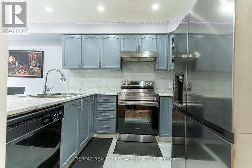 15 Kintyre Street, Brampton, ON - Indoor Photo Showing Kitchen With Upgraded Kitchen