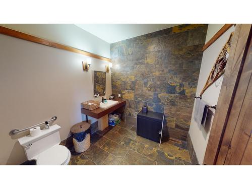 4930 Highway 93, Radium Hot Springs, BC - Indoor Photo Showing Bathroom