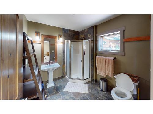 4930 Highway 93, Radium Hot Springs, BC - Indoor Photo Showing Bathroom