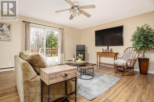 5821 Third Line, Erin, ON - Indoor Photo Showing Living Room