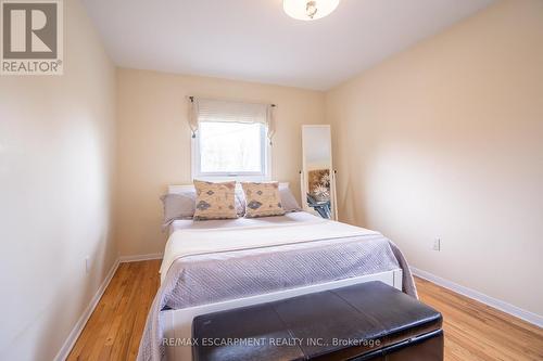 1129 Scenic Drive, Hamilton, ON - Indoor Photo Showing Bedroom