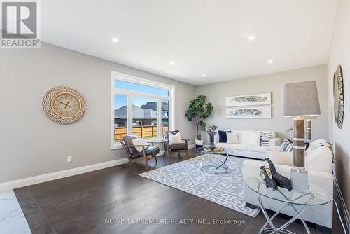 40 Hazelwood Pass, Thames Centre (Dorchester), ON - Indoor Photo Showing Living Room