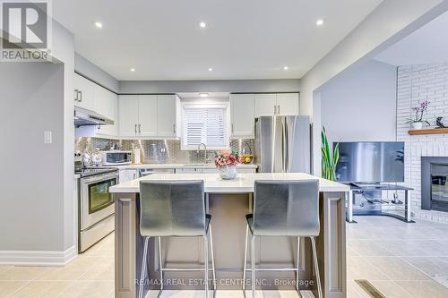 1154 Charminster Crescent, Mississauga, ON - Indoor Photo Showing Kitchen With Upgraded Kitchen