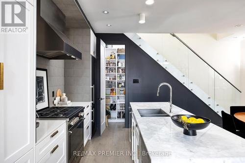 15 - 40 Westmoreland Avenue, Toronto (Dovercourt-Wallace Emerson-Junction), ON - Indoor Photo Showing Kitchen With Double Sink With Upgraded Kitchen