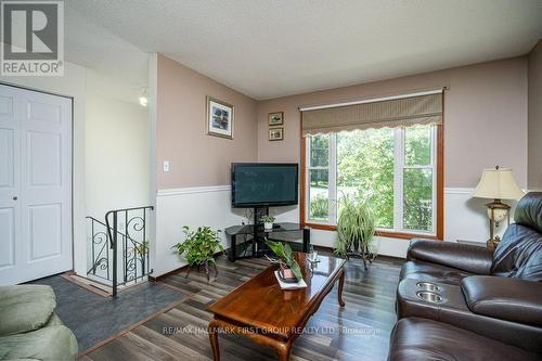 25 Dollar Crescent, Greater Napanee, ON - Indoor Photo Showing Living Room