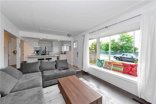 34 Sandalwood Avenue, Hamilton, ON - Indoor Photo Showing Living Room