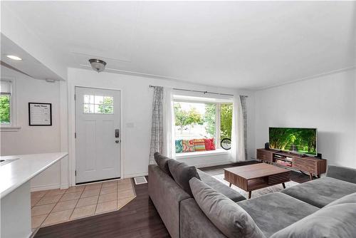 34 Sandalwood Avenue, Hamilton, ON - Indoor Photo Showing Living Room