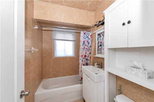 34 Sandalwood Avenue, Hamilton, ON - Indoor Photo Showing Bathroom