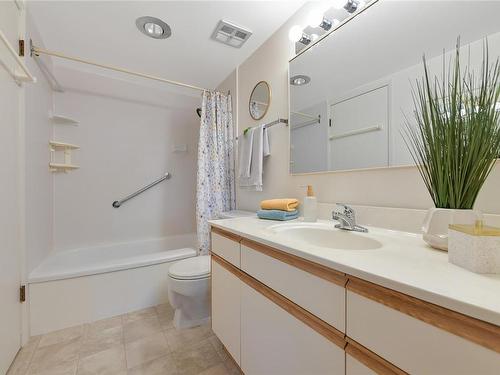 204-1041 Rockland Ave, Victoria, BC - Indoor Photo Showing Bathroom