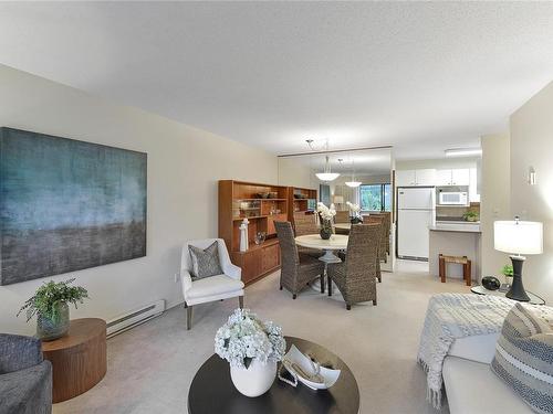 204-1041 Rockland Ave, Victoria, BC - Indoor Photo Showing Living Room