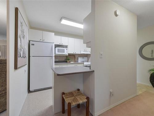 204-1041 Rockland Ave, Victoria, BC - Indoor Photo Showing Kitchen