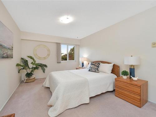 204-1041 Rockland Ave, Victoria, BC - Indoor Photo Showing Bedroom