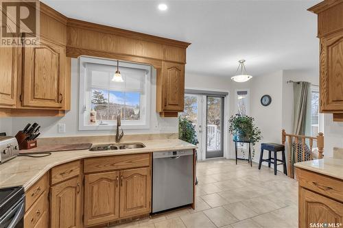 206 Braemar Bay, Saskatoon, SK - Indoor Photo Showing Kitchen With Double Sink
