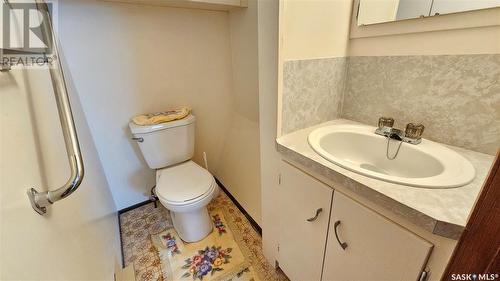 711 1St Avenue E, Ponteix, SK - Indoor Photo Showing Bathroom